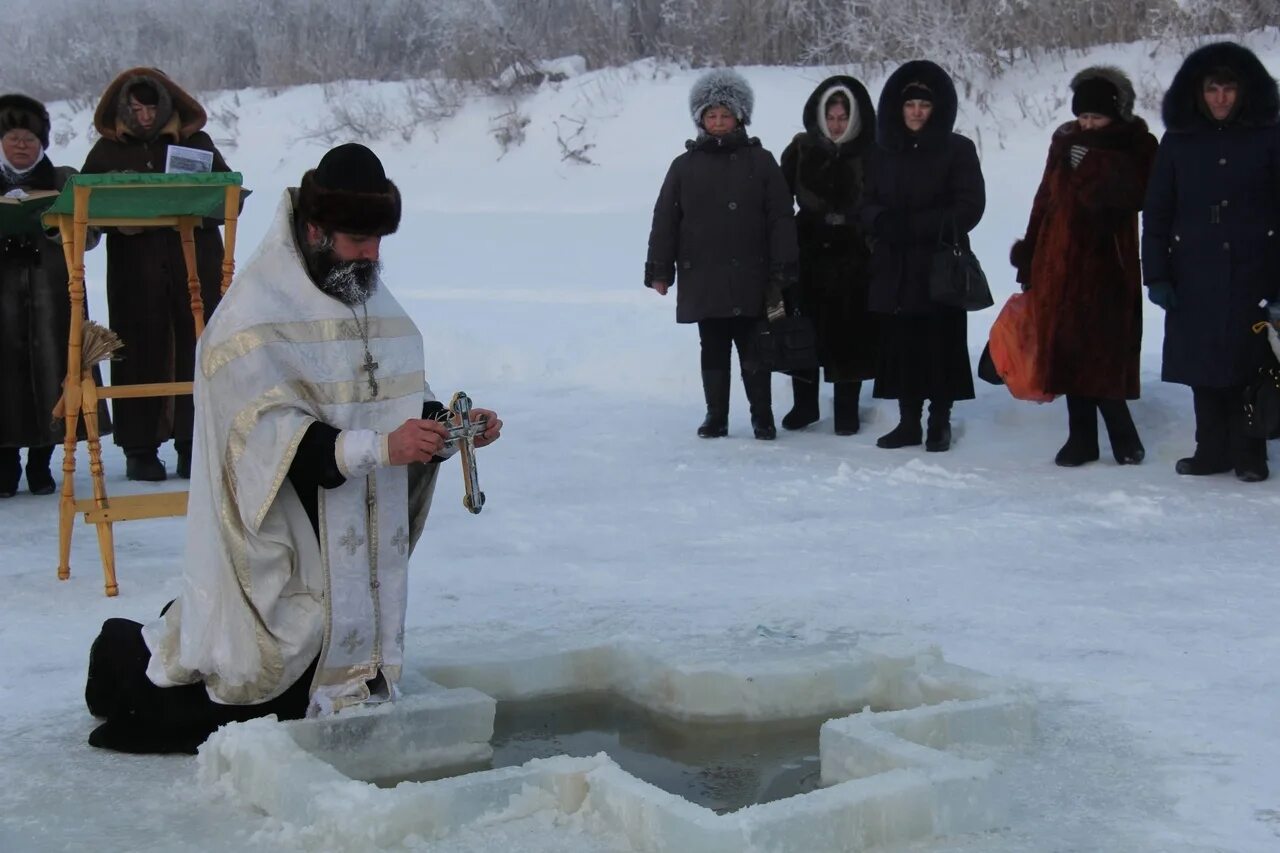 Январь купаться. Купание на крещение. Купель на крещение. Крещение прорубь. Освящение воды в крещенской купели.