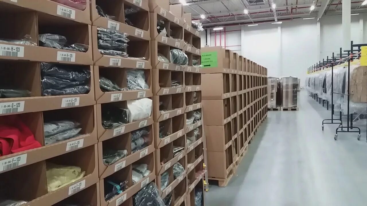 Big-box store. Склад магазина одежды. Складское помещение. Магазин склад что это. Склад одежды.