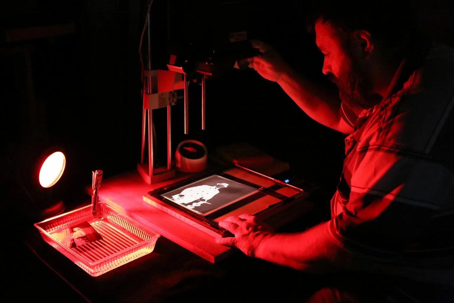 Слушание собеседника. Собеседники иллюстрация. Спокойный человек. Проявить изобразить. Смелый мужчина.