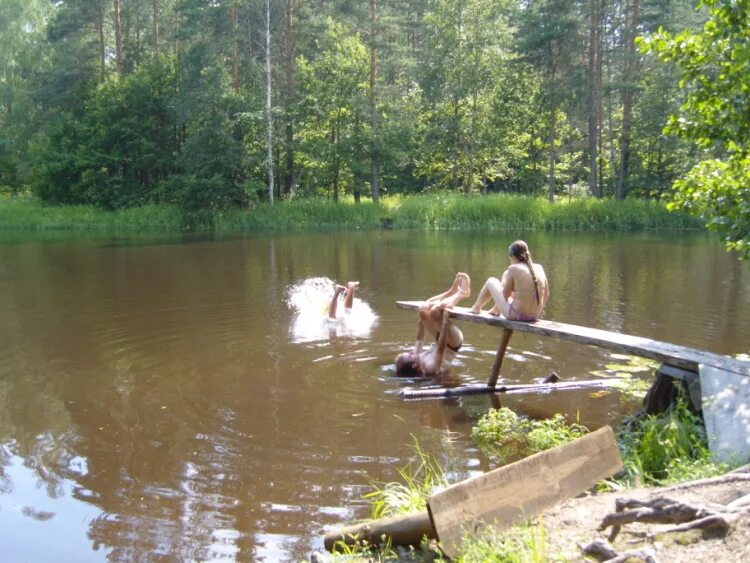 Нудистский отдых под открытым небом на речке
