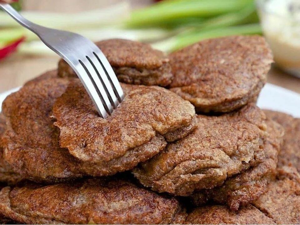 Рецепт пышных котлет из печени. Печеночники из куриной печени. печеночные оладьи. оладьи из печени. оладьи из куриной печени.