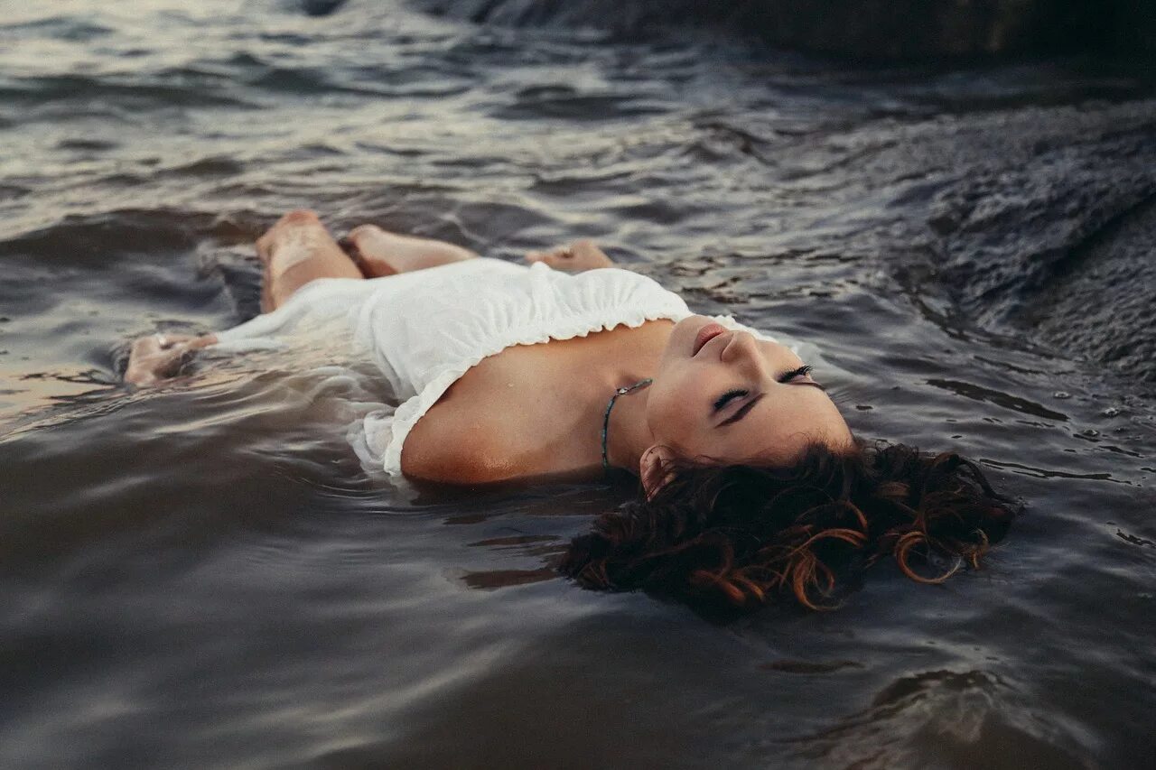 Песня накроет волной. Девушка лежит в воде. Фотосессия в воде в платье. Фотосессия на море. Девушка-море.