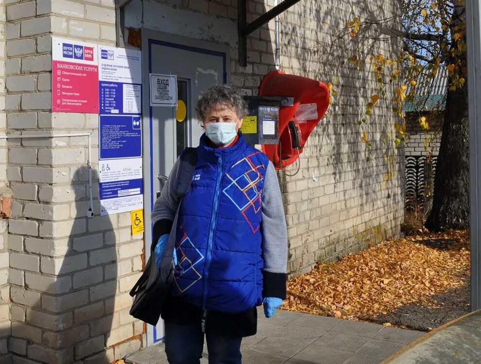 простоквашино печкин. покажи почтальона. почтальон женщина. покажи почтальона. профессия почтальон.