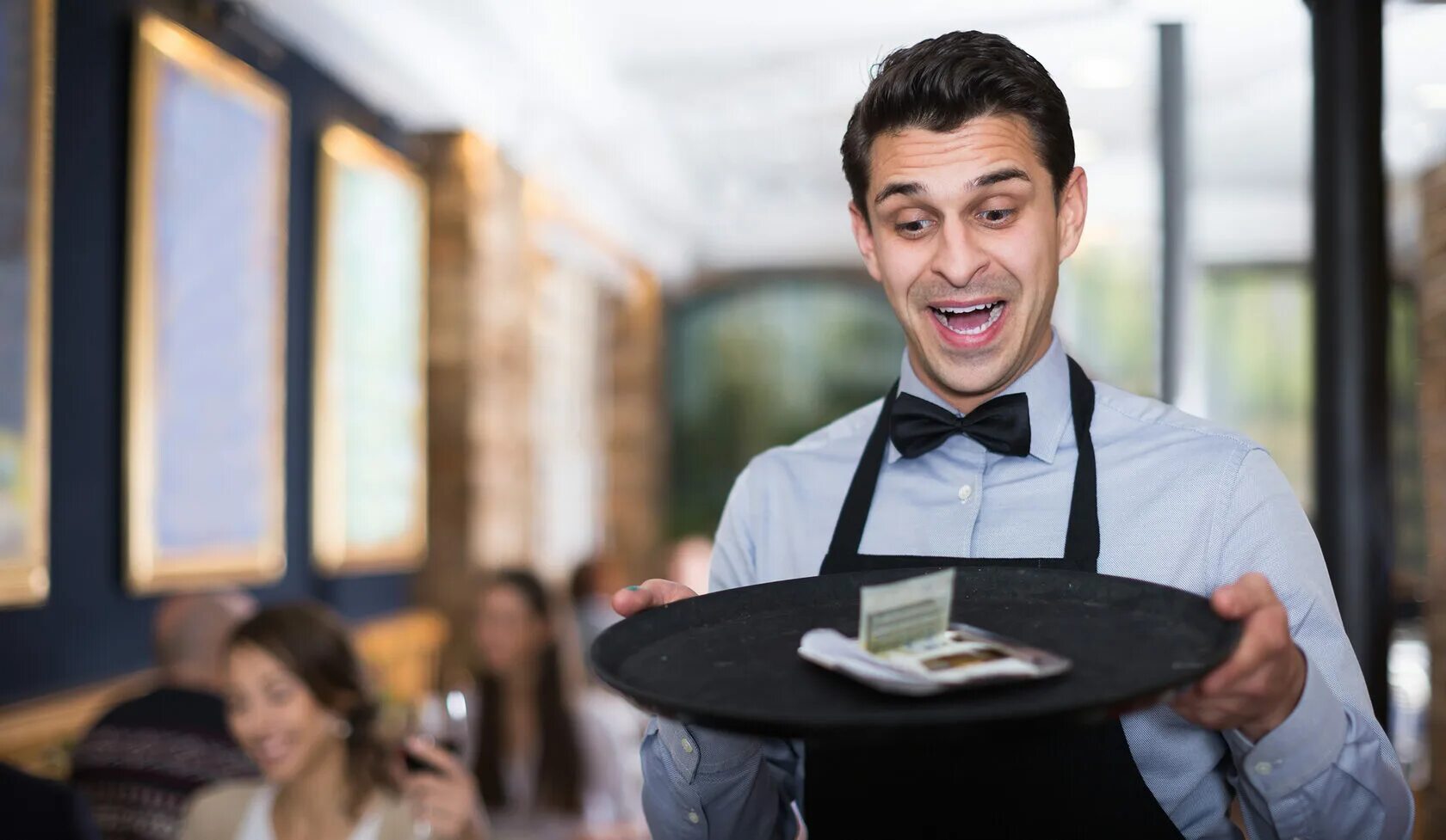 Чаевые официанту. Официант с деньгами. Оставить чаевые официанту. Чаевые. Оставить чаевые официанту.