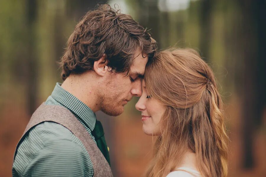 Проверить свои чувства к нему. Giver фильм 2014. Женщина признается в любви. Мужчина и женщина со спины. Признаться в любви девушке.