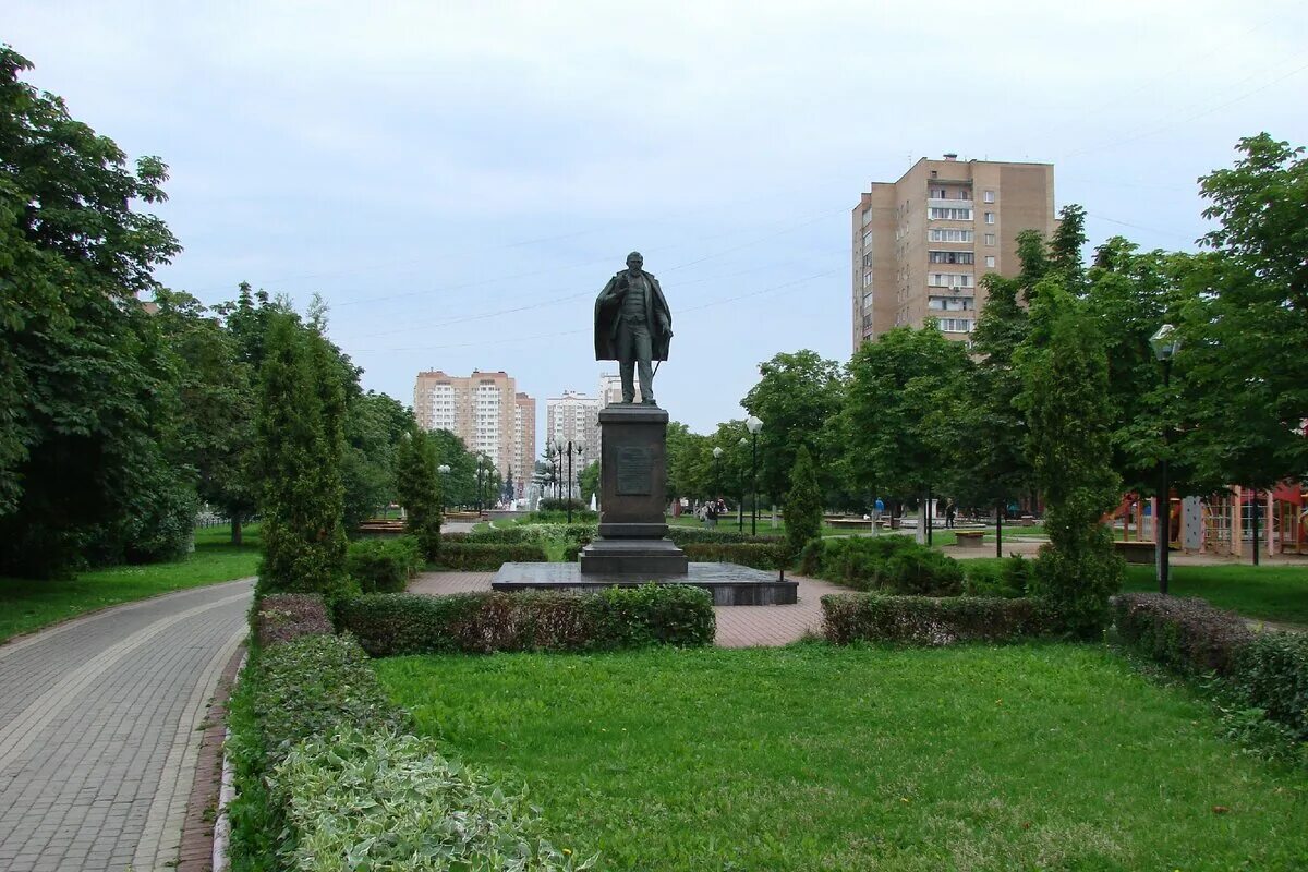 Город железнодорожный московская фото. Рябушинский Железнодорожный памятник. Памятник Балашиха мкр . Железнодорожный. Памятник Рябушинскому. Памятник Дмитрию Рябушинскому в Железнодорожном.