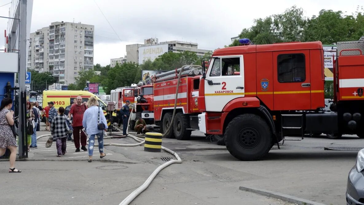 Пожар в Хабаровске. Пожар на Центральном рынке Хабаровск. Центральный рынок Хабаровск. Видео с пожара одежда Сити Хабаровск. Хабаровск сгорели