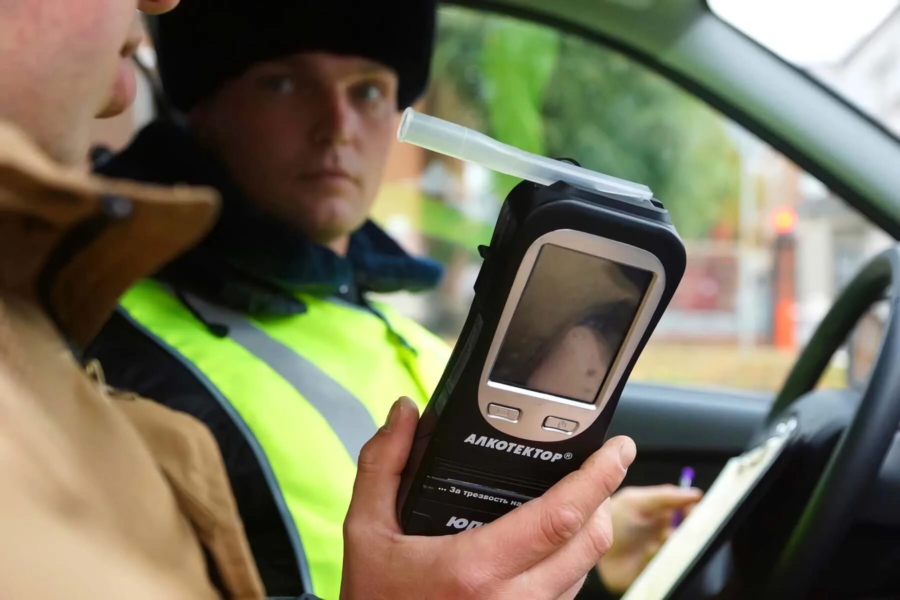 Гибдд прибор на алкоголь. Дышать в трубочку. Гаишник с алкотестером. Гаишник с алкотестером. Гаишник с алкотестером.