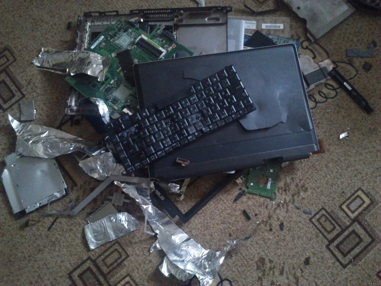 Разбил ноутбук. Сломанный ноутбук. Разбитый ноут. Поломанный ноутбук. Разбитый компьютер.