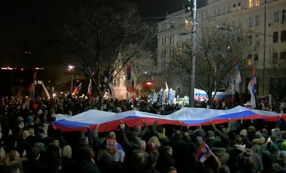 Страны выразившие поддержку россии. Митинги в Сербии в поддержку России 2022. Митинги в Сербии 2022. Акции в поддержку Донбасса в Сербии. Сербия митинг Белград в поддержку Украины.