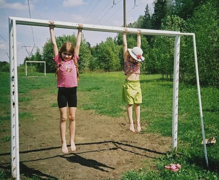 Подтягивания 12 лет. Турник для детей. Дети на перекладине. Ребенок висит на турнике. Маленький турник.