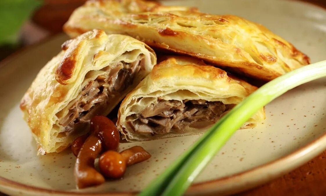 Тесто с грибами. Слойки с грибами. слойка с мясом. слойки с картошкой и грибами. слоёное тесто с грибами и сыром.
