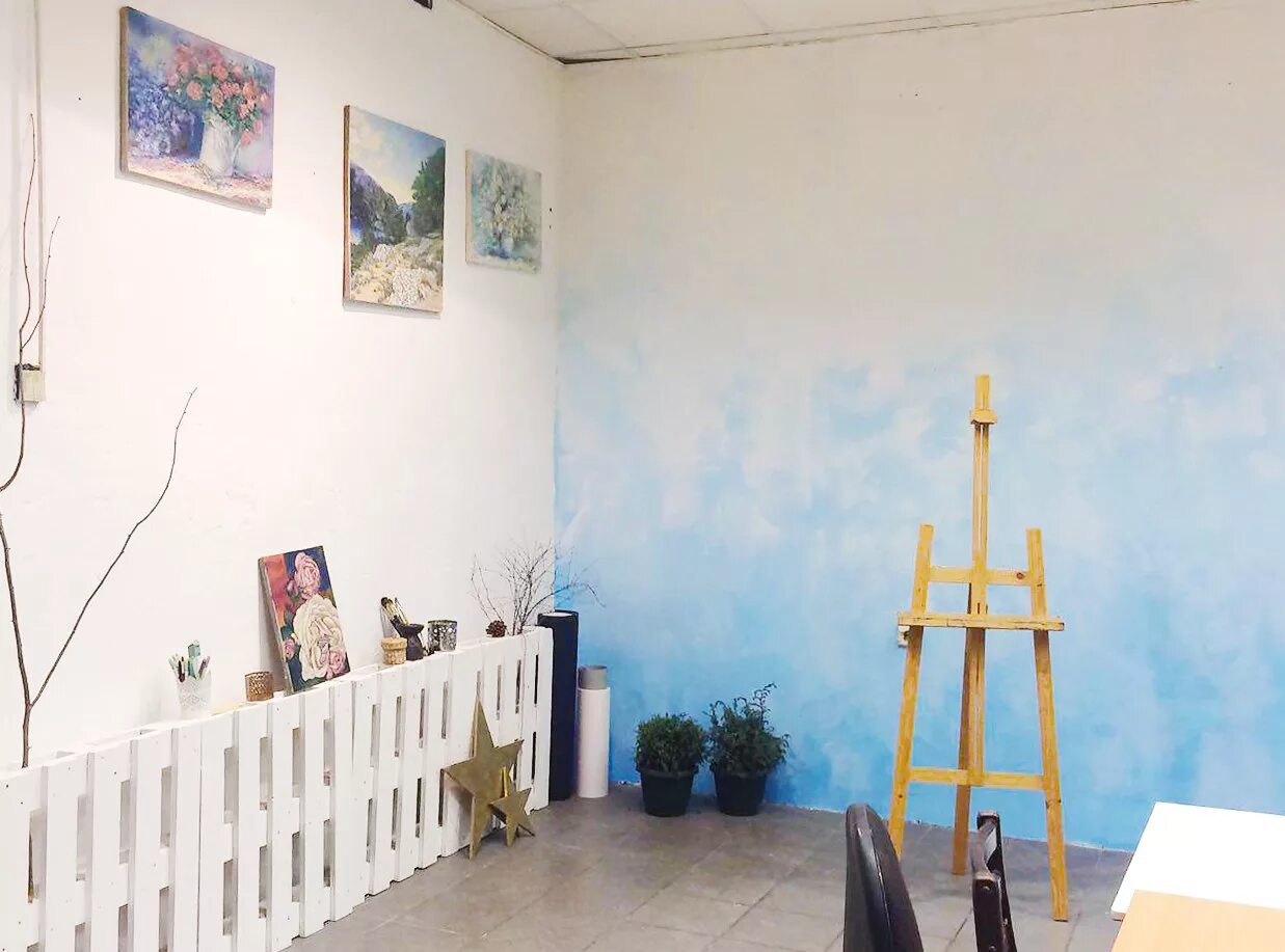 2 art studio. Творческая художественная студия. Студия художника. Комната художника. Рабочее место художника.