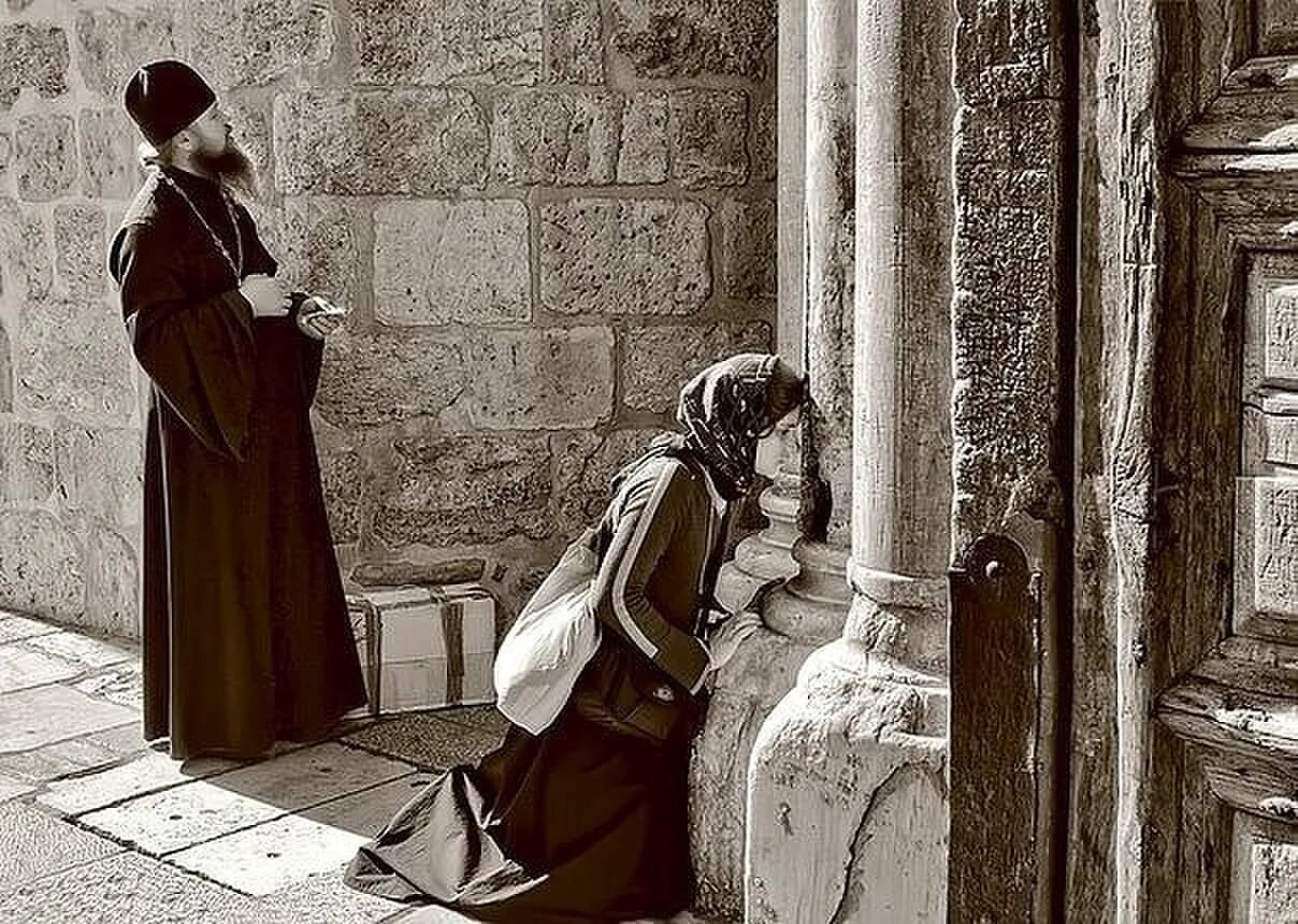 Смирение и покаяние. Покаяние монаха. Священник на коленях. Православное покаяние.