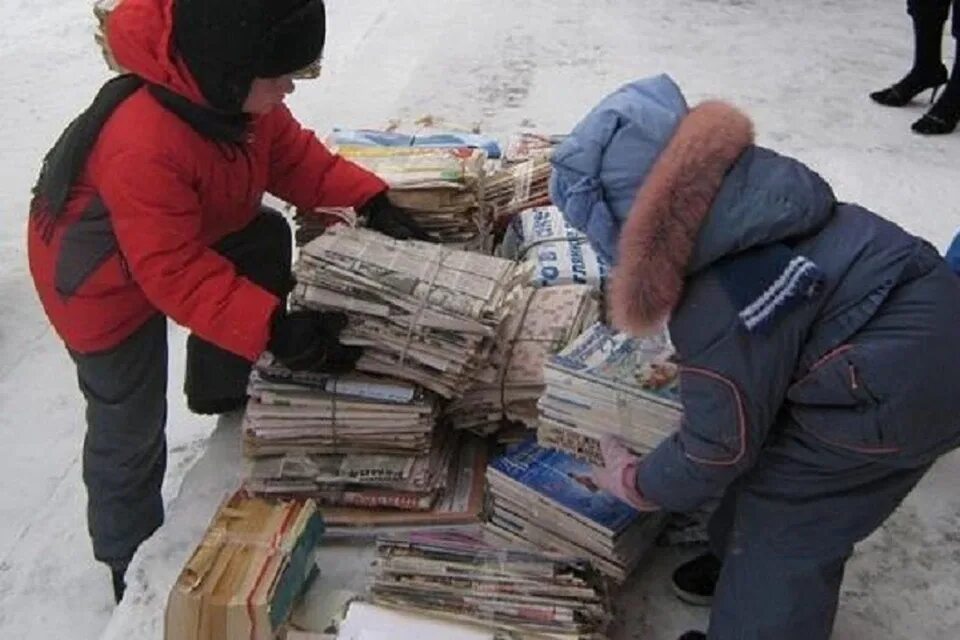 Акция по сбору вторсырья. Картинка сдачи школьниками макулатуры в школе. Что такое макулатура в школе. Сбор макулатуры. Сбор макулатуры школьники.