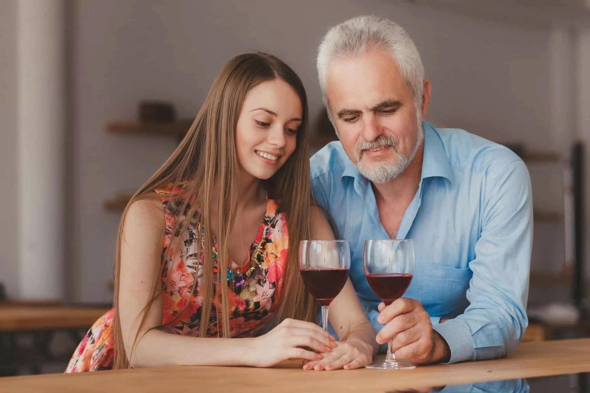 Мужчина старше девушки. Красивые девушки и старики. Девушка с пожилым мужчиной. Дедушка и девушка. Пожилые люди и молодежь.