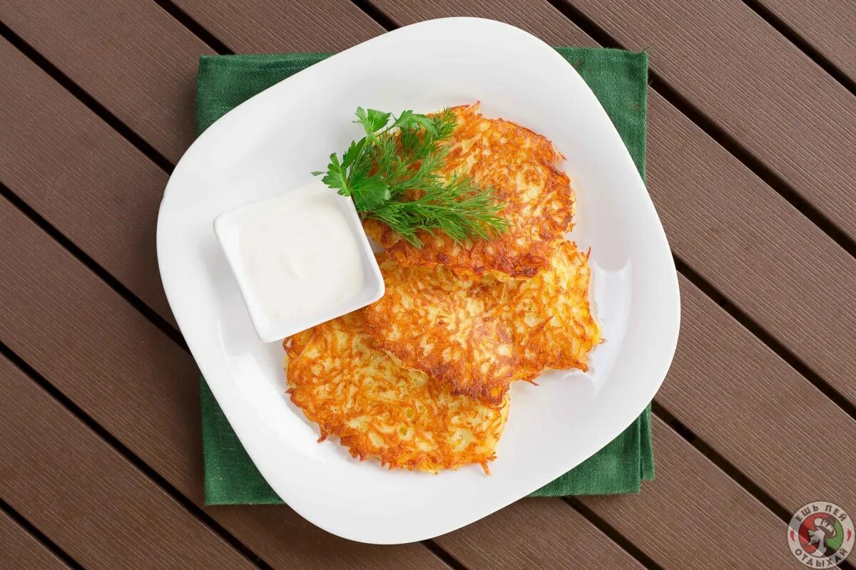 Деруны фаршированные мясом. Деруны. Добавляют ли в драники яйцо. Оладьи из кабачков с сыром и чесноком. Деруны картофельные белорусские.