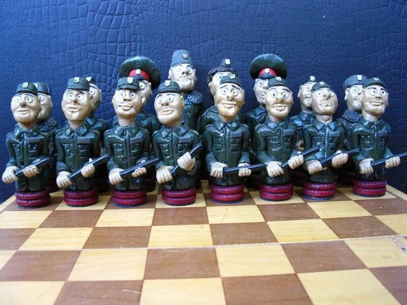 тюремные шахматы. шахматы из хлебного мякиша. подарочные шахматы «полиция против бандитов»,. шахматные фигурки из зоны. шахматы фигурки полиция.