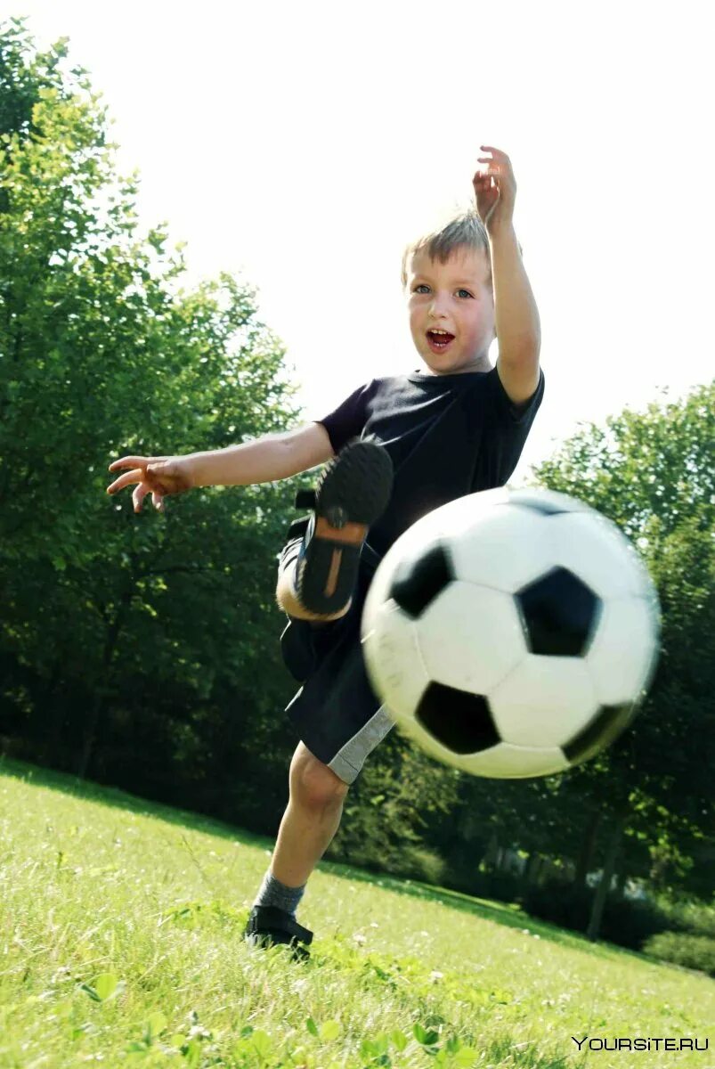 Мальчик мяч футбол. Ребенок с футбольным мячом. Мальчик с футбольным мячом. Маленький футболист. Мячики для детей.