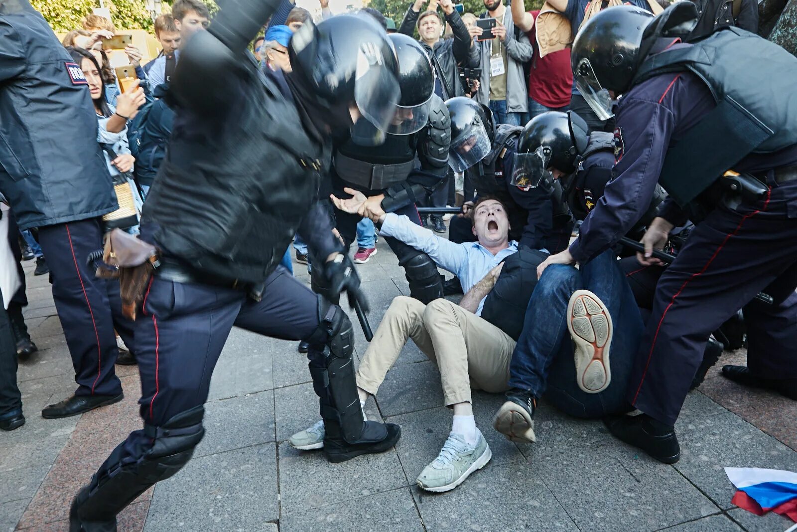 Массовые аресты. Полиция избивает митингующих. Разгон демонстрации в Москве.