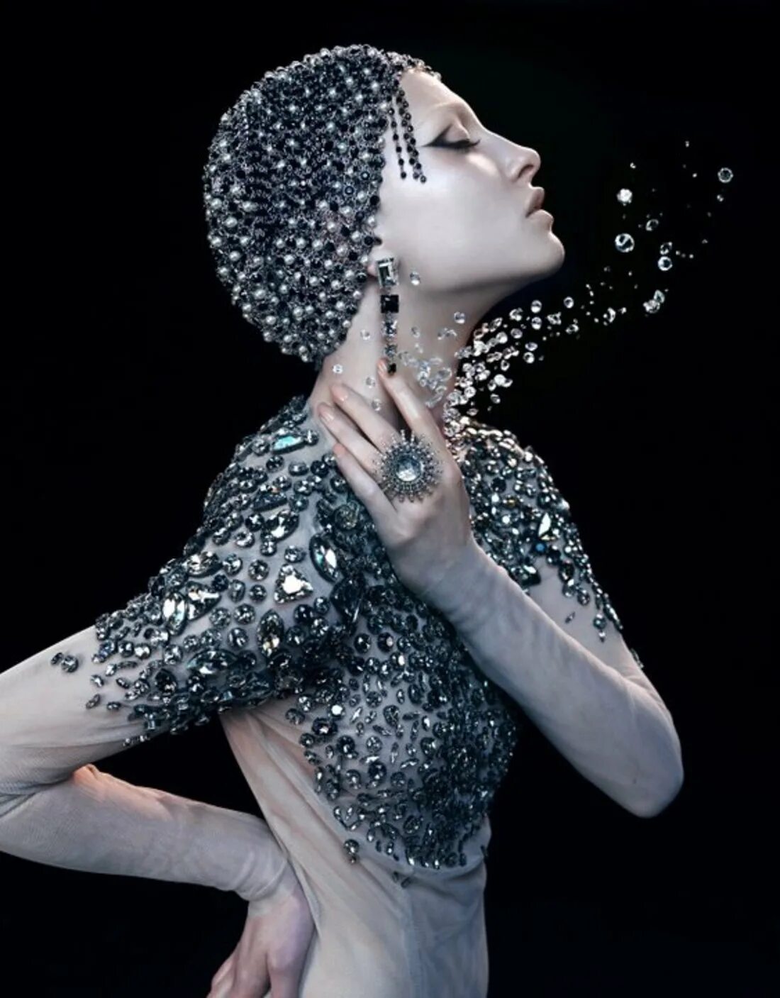 Футболка с бусинами. Платье кристиан диор золотое. Мода со стразами. Украшение одежды паетками. Вышивка от кутюр бренда temperley london.