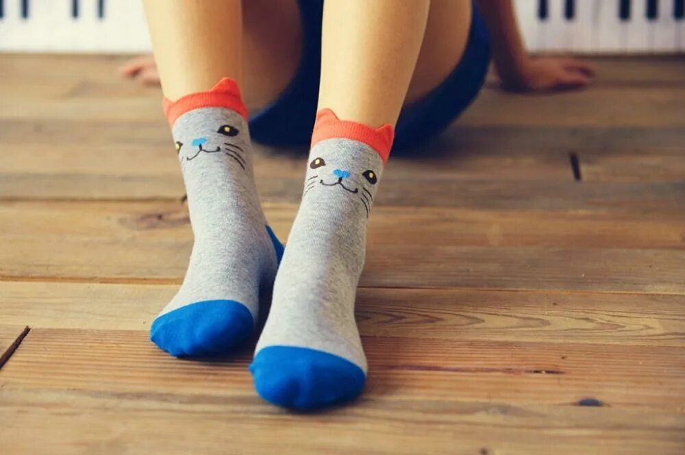 Носочки у девушки. Носки на ногах. Носочки у девушки. Девочка в носках. Девочка в носках.