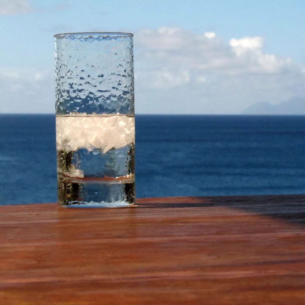 Стакан воды во сне. Стакан воды. Красивые стаканы для воды. Стакан воды красиво. Полстакана воды.