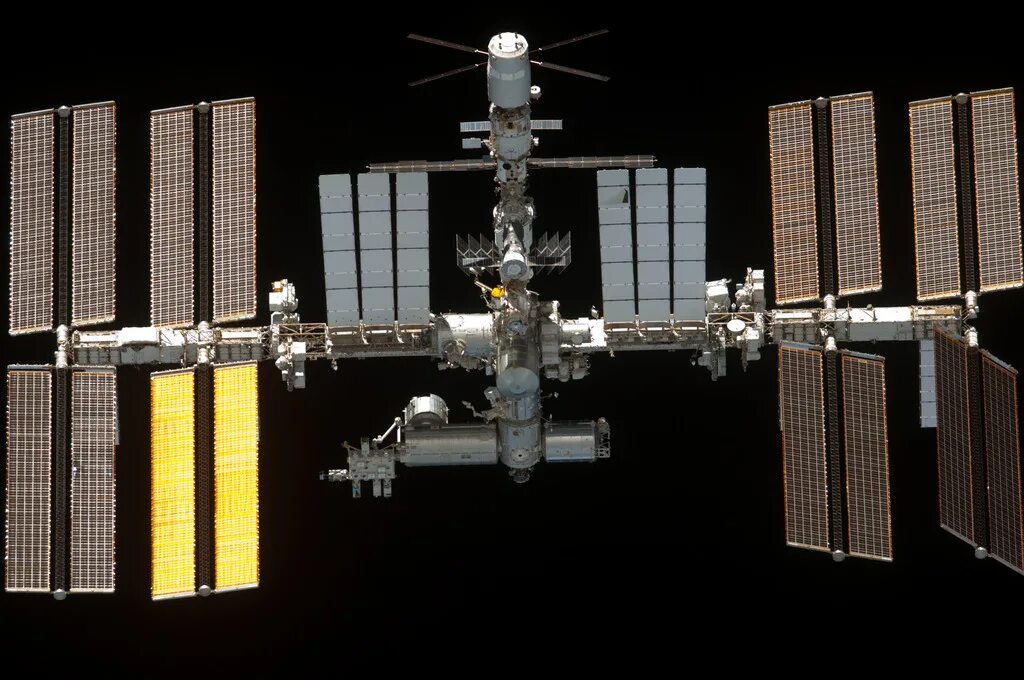 Положение мкс в реальном времени. Космическая станция мкс. мкс 2025. международная станция мкс. орбитальный комплекс мкс.