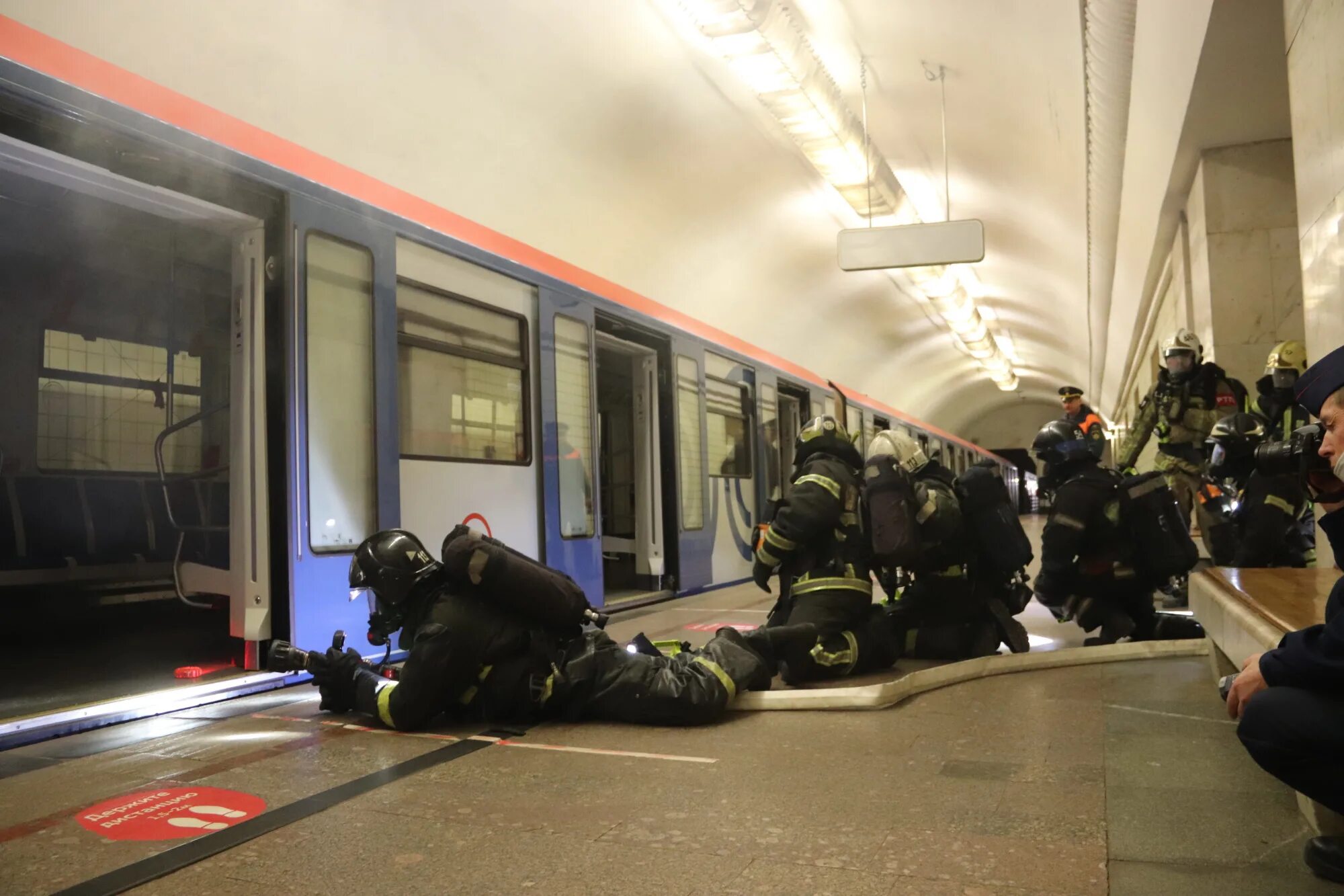 Метро МЧС метро МЧС. Пожар в метрополитене. Пожарные учения на метрополитене. Пожар на станции метро.