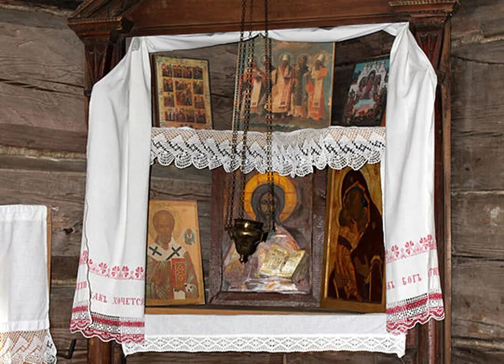 Красный угол с иконами. Иконы в избе. Православные иллюстрации. Святой угол. Красный угол с иконами.