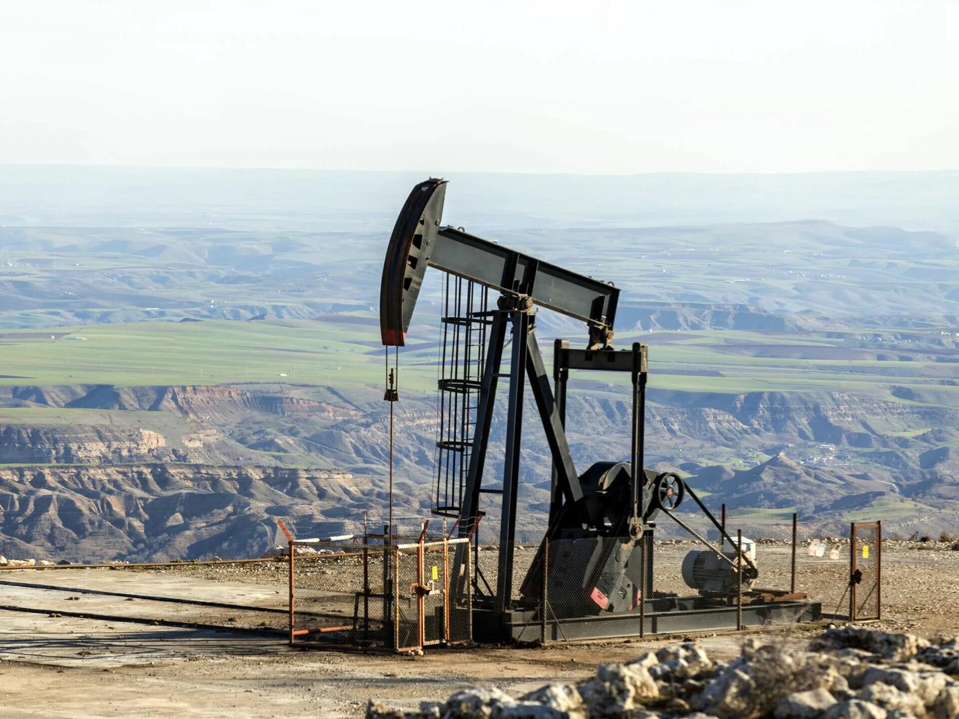 Добыча нефти январь 2025. Нефтяная скважина. скважина нефти. добывающая скважина. добыча углеводородов.
