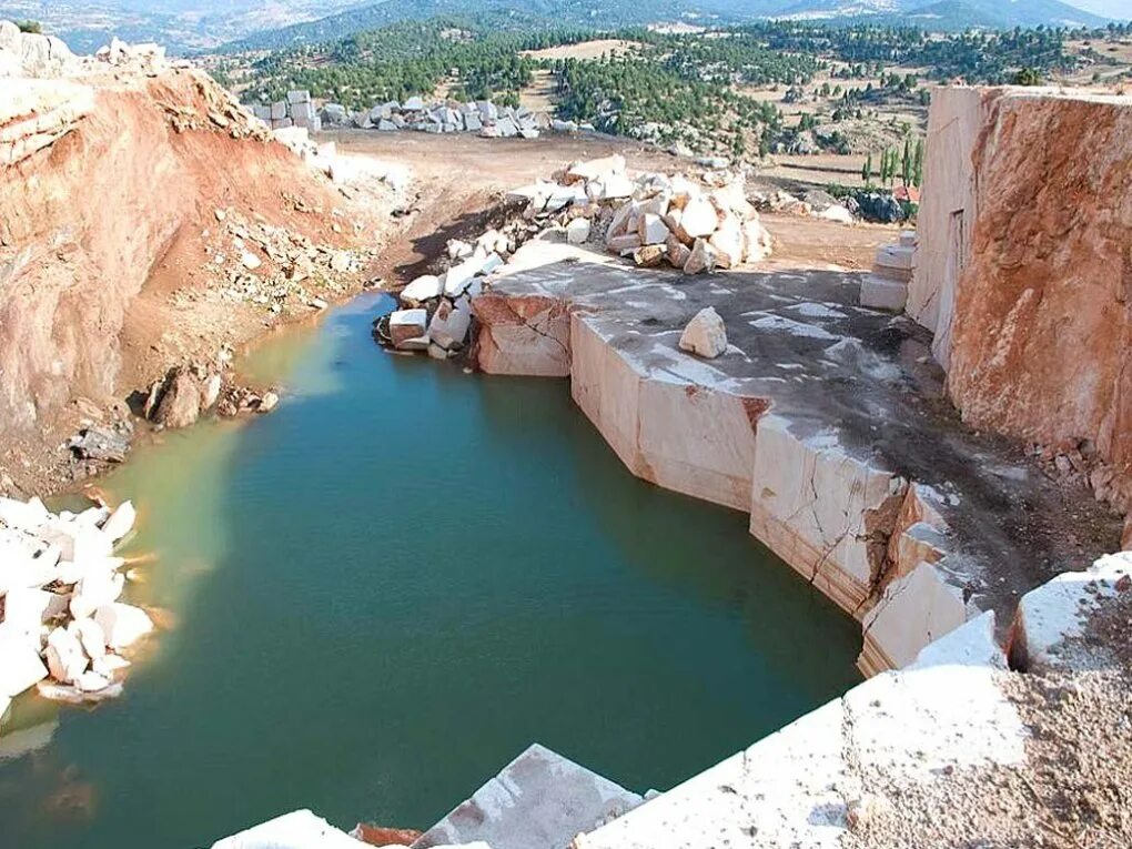 Каррарский мрамор месторождение. Добыча мела. Путиловское месторождение известняка. Дагестанский известняк карьер. Карьеры добычи камня.