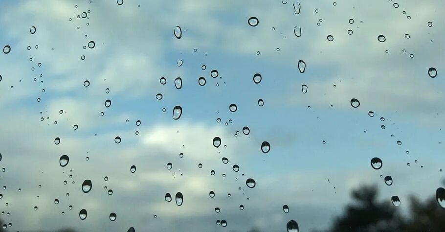 Капли дождя в воздухе. Капли дождя. Капельки воды на стекле. Капля дождя. Капли дождя для детей.