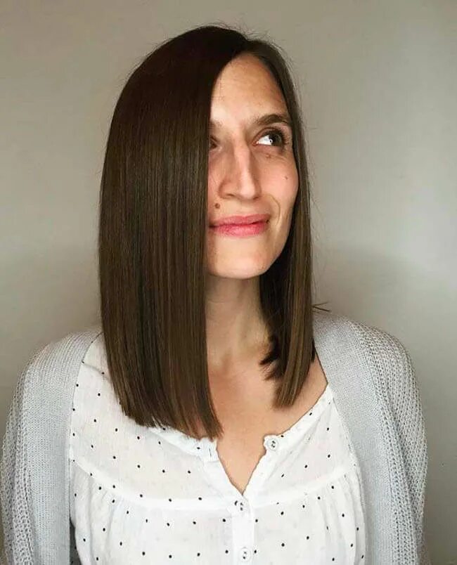 Стрижка ксении бородиной 2022. Лонг боб стрижка. Удлиненный боб с прямым пробором. Карэ удлиненное каре косое. Лонг боб 2021.