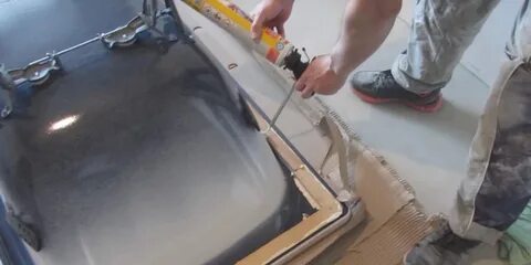 Приклеивать акриловую ванну