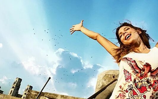 Счастливая девушка. Жизненная энергия. Чувствую прилив сил. Солнце счастье радость. Чувствую прилив сил.