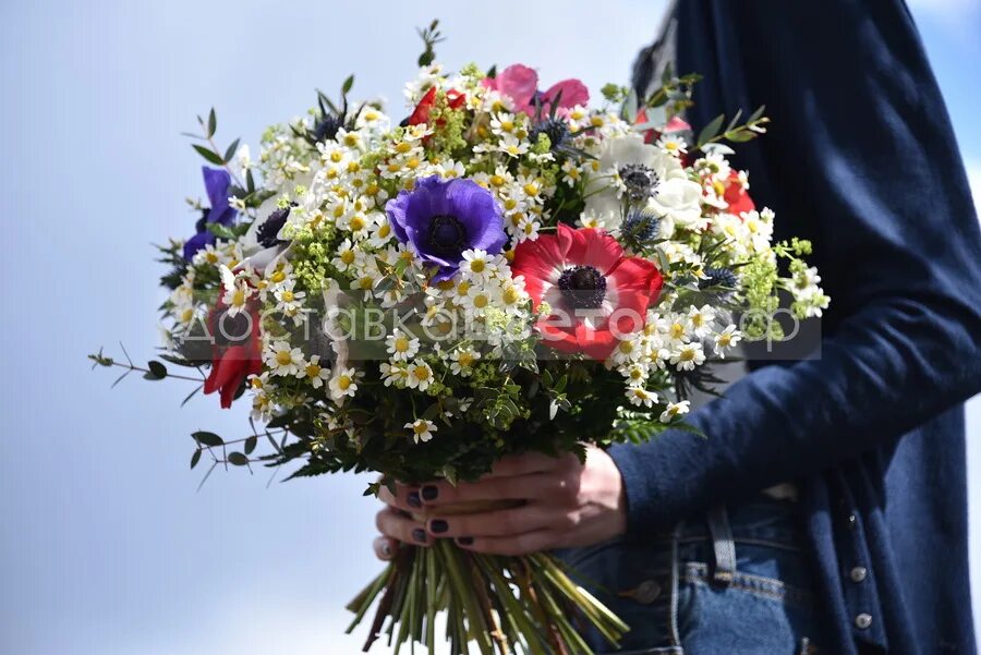 Полевые букеты купить. Красивые букеты с полевыми цветами. Букет полевых цветов в руках. Большой букет полевых цветов. Букет из полевых цветов большой.