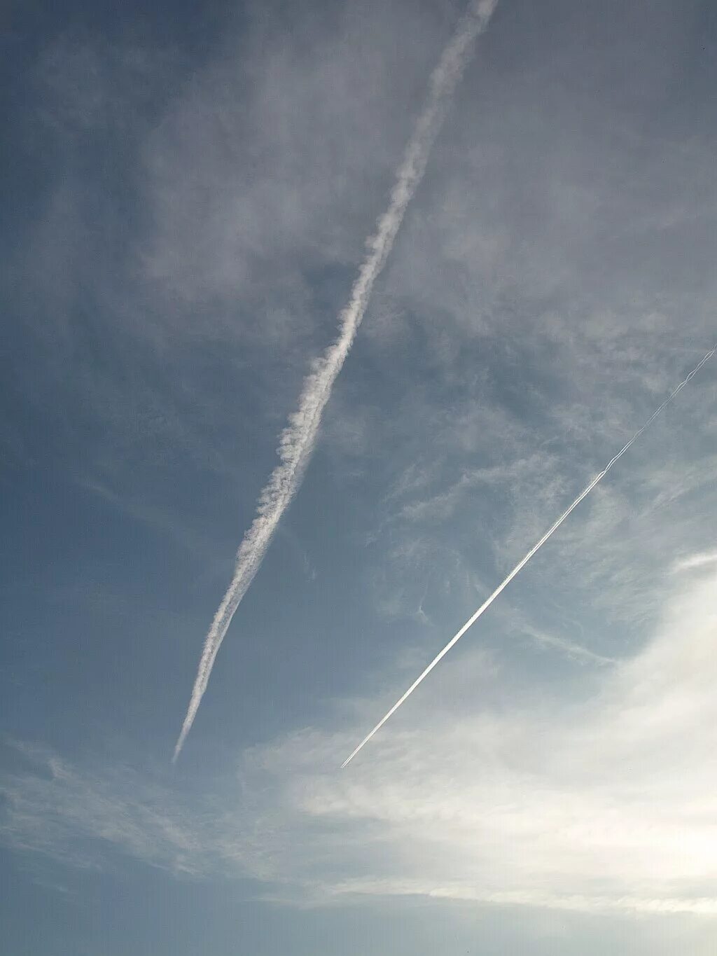 какой след от самолета. инверсионный след от самолета. какой след от самолета. полосы от самолета на небе. какой след от самолета.