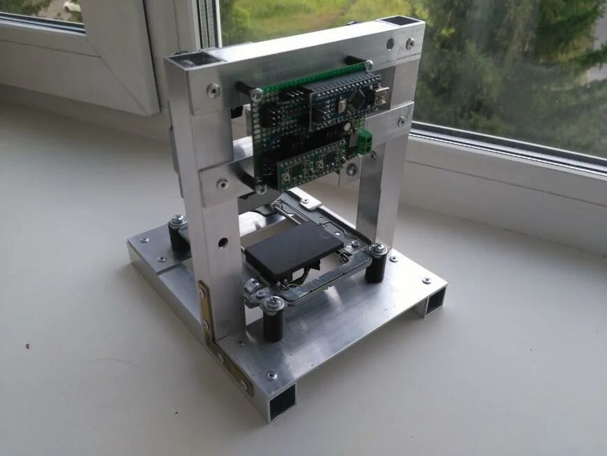 Что можно сделать из старого лазерного привода 38mm x 38mm Laser Engraver build using CD-ROM/Writer on ATmega328p Diy laser eng