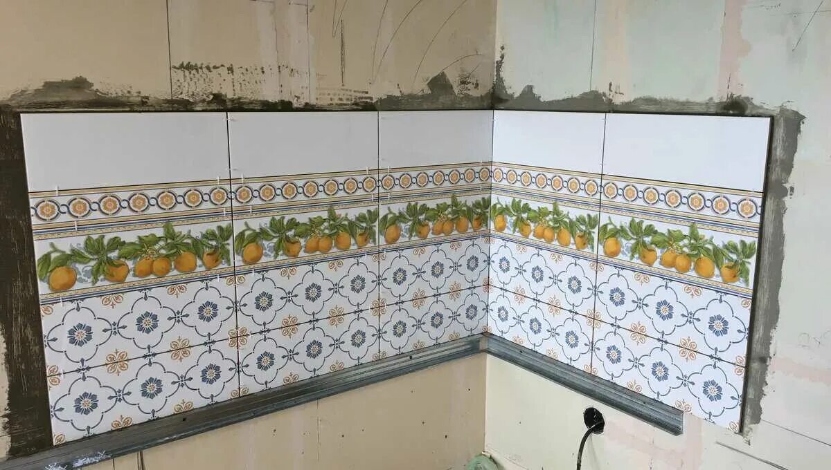 Выложить фартук из плитки на кухне. Укладка фартука. Монтаж фартука на кухне из плитки. Укладка фартука на кухне. Укладка плитки на фартук кухни.