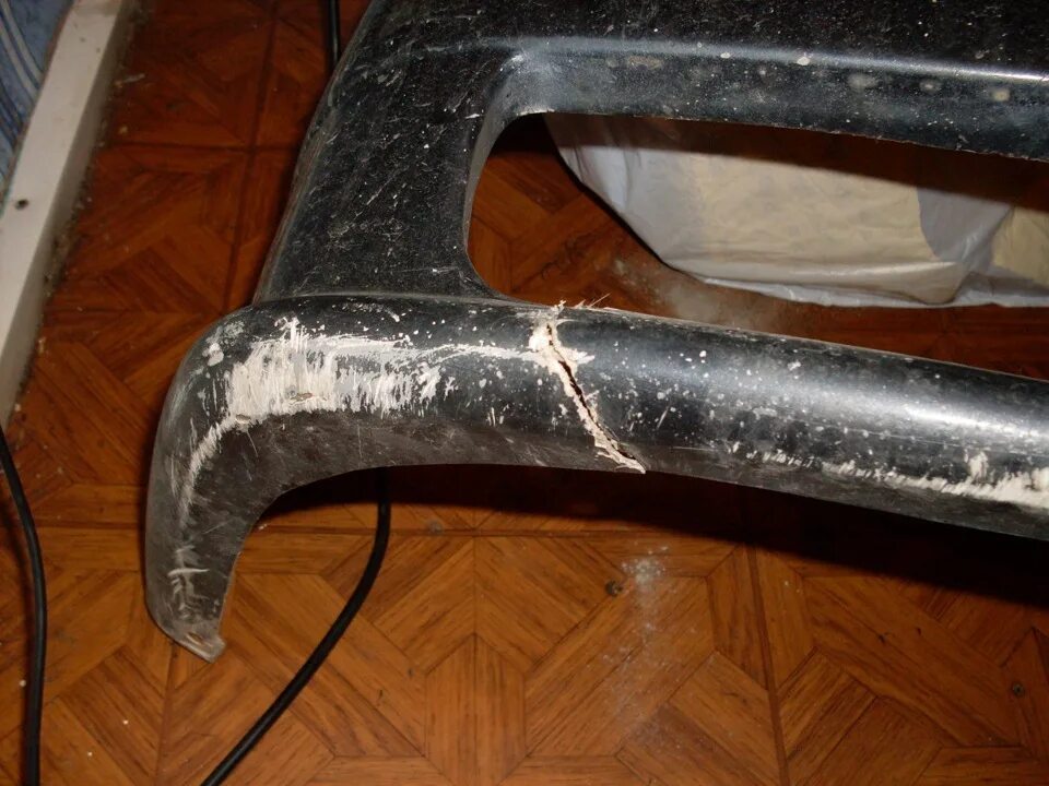 Пежо 308 разбитый бампер. Подгонка накладки для бампера из стекловолокна. Где можно отремонтировать бампер. Починка бампера. Сварка бампера.