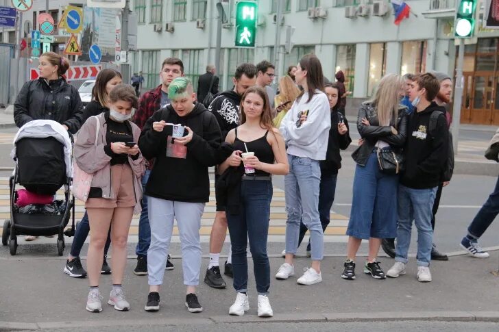 Вирус гуляет. Пугачева гуляет по улицам Москвы. Малком в Москве гуляет. В каких местах в Москве гуляют все звёзды?.