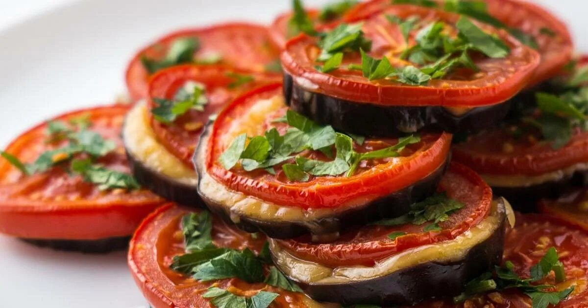 Баклажаны с помидорами и чесноком на сковороде. Баклажаны с помидорами. баклажаны жареные с чесноком и помидорами. закуска из баклажанов с помидорами. жареные баклажаны с помидорами.