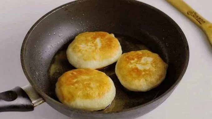Пампушки с чесноком на сковороде