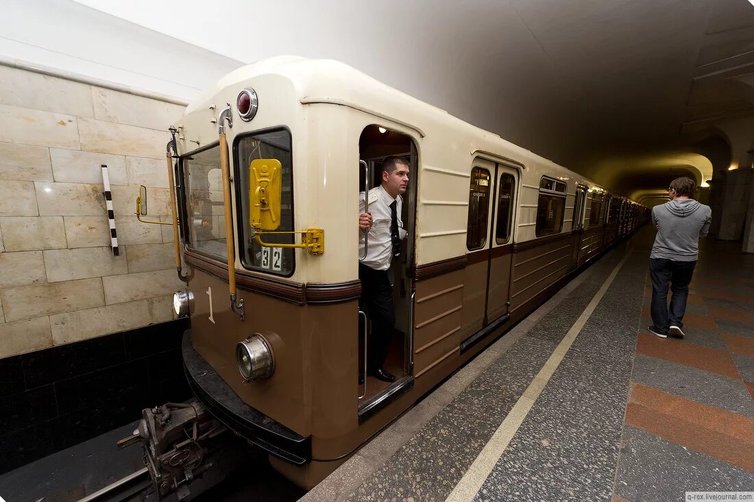Ретропоезд сокольники поезд метро. Поезд метро мцд. Движение первых поездов метро. Поезда метро на салатовой ветке. Движение первых поездов метро.