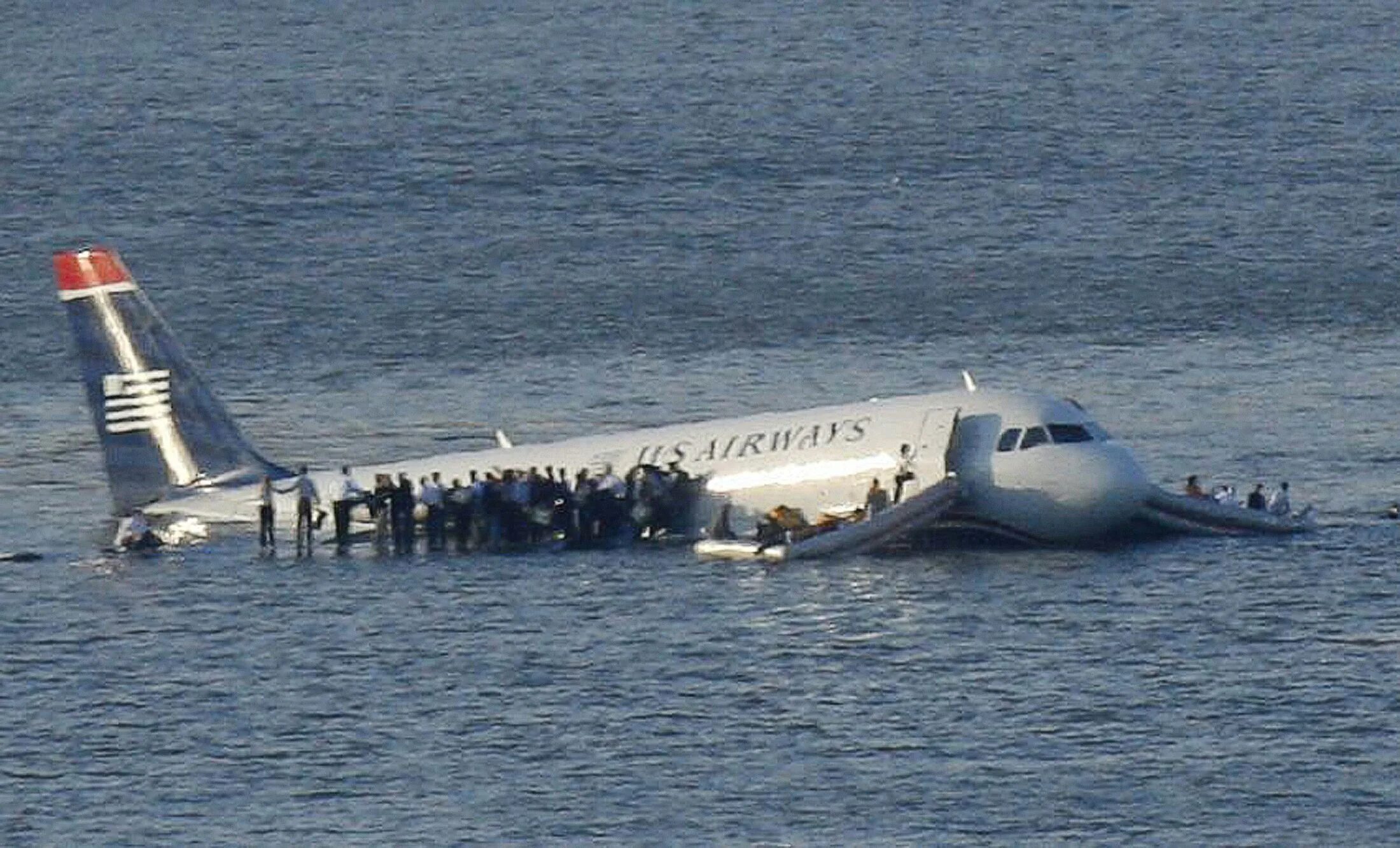 Самолет приземляющийся на воду. Аварийная посадка a320 на Гудзон. Гудзон 15 января 2009. Airbus a320 Гудзон. Самолёт на Гудзоне 2009.