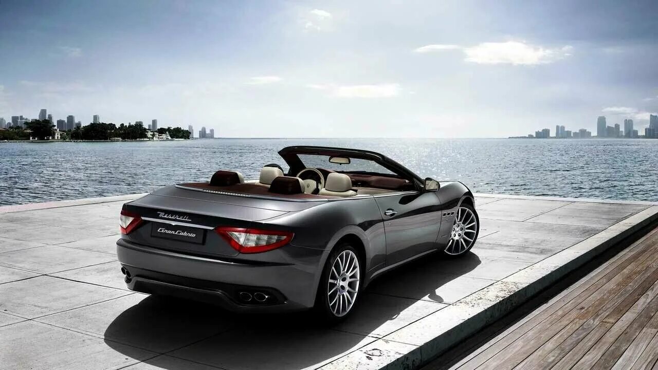 Машина с открывающей крышей. Машина с открывающей крышей. Maserati grancabrio 2010. Rolls royce 21 года кабриолет. Мазерати grancabrio.