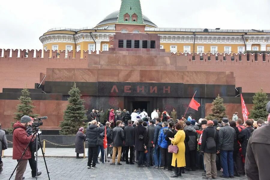 Как попасть в мавзолей к ленину. Ленин на красной площади в мавзолее. склеп ленина на красной площади. мавзолей ленина 1945.