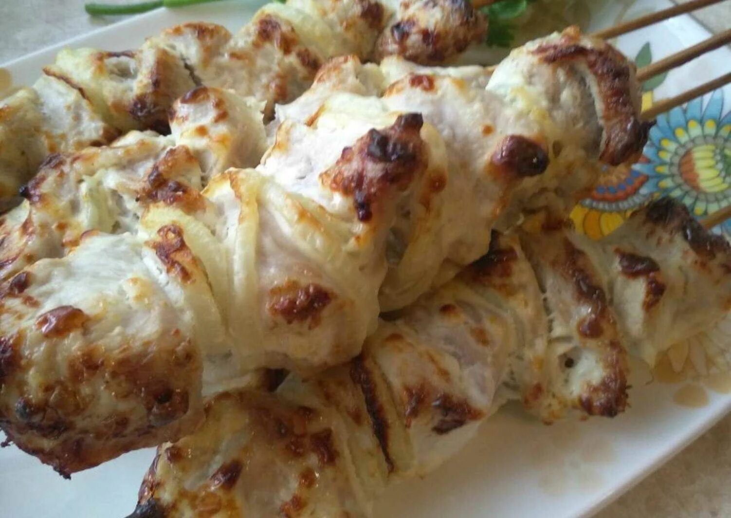Шашлык из курицы на кефире. Шашлык из курицы в кефире. шашлык из индейки. шашлык из индейки в духовке. шашлычки из индейки в кефире в духовке.
