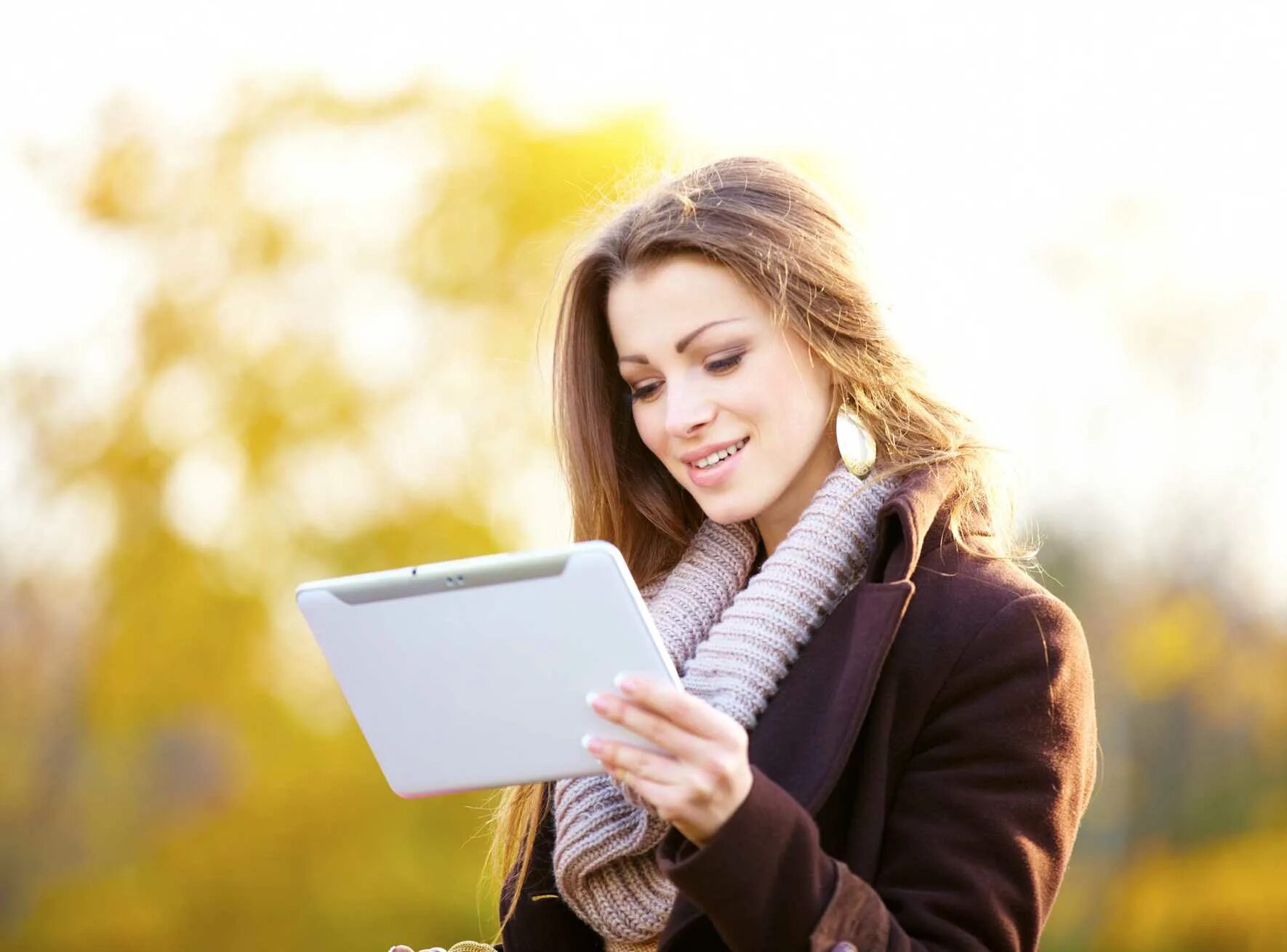 Девушка со списка. Девушка сидит. Фотосессия с планшетом. Брюнетка вид сзади. Счастливый человек с планшетом.